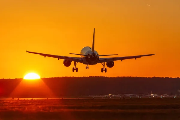 Літак приземлення літаючий аеропорт сонце захід сонця канікули трек — стокове фото
