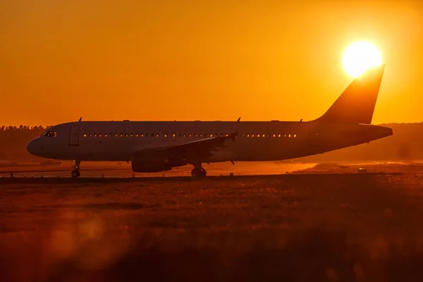 Avião aeroporto sol pôr do sol férias viagens viagens p — Fotografia de Stock