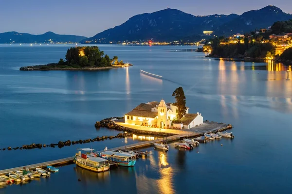 Corfou Grèce Vlachernon Eglise de Vlacherna île de Kanoni nuit tra — Photo