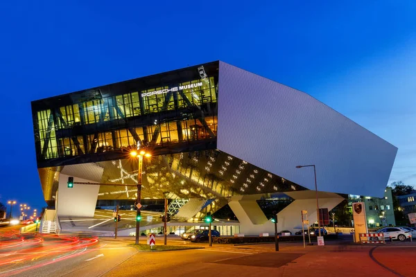 Porsche Museum Stuttgart la nuit Allemagne architecture moderne — Photo