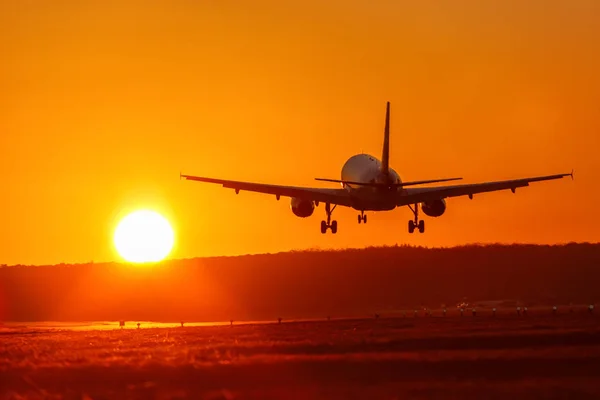 Avião aeroporto aviação sol pôr do sol férias viagens tr — Fotografia de Stock