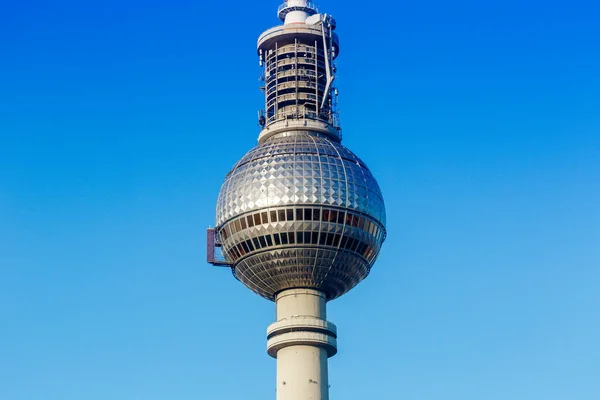 Berlín televizní věž modrá obloha Alexanderplatz Německo město — Stock fotografie