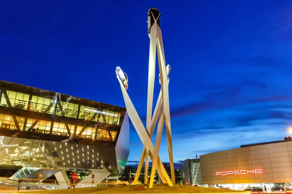 Porsche 911 œuvre d'art crépuscule Musée Stuttgart la nuit Germa — Photo