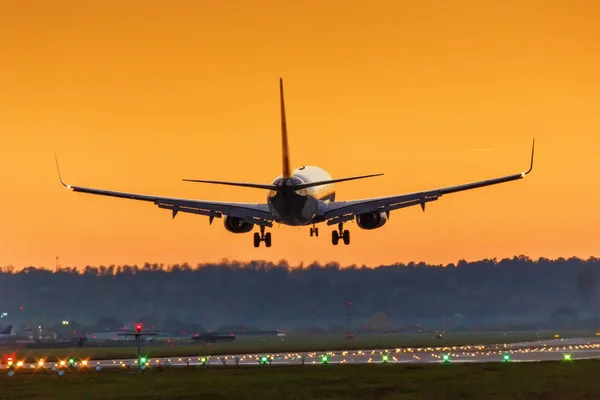 Avião desembarque Stuttgart aeroporto sol pôr do sol férias — Fotografia de Stock