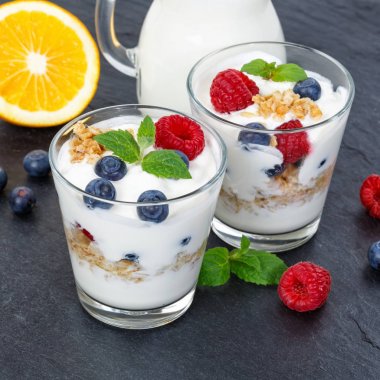 Çilek meyve Kupası müsli kare kayrak ile Berry yoğurt yoğurt