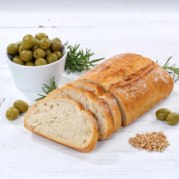 Ψωμί τσιαπάτα με ελιές τροφίμων τετράγωνο στην ξύλινη σανίδα — Φωτογραφία Αρχείου