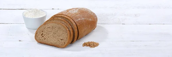 麦子面包切片切片面包横幅 copyspace 在木 — 图库照片