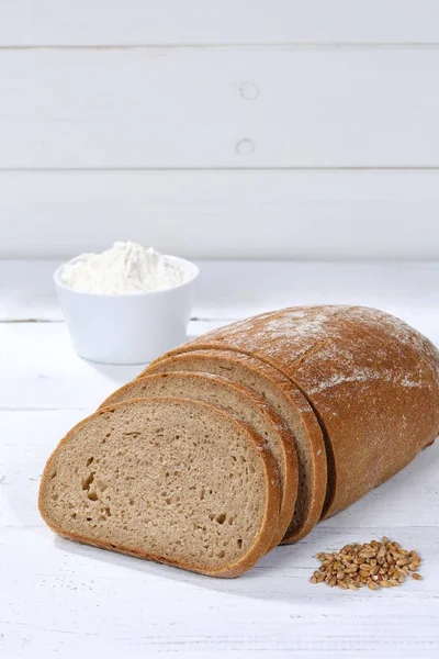 Шматочки пшеничного хліба нарізані скибочками хліба формат портрета copyspace o — стокове фото