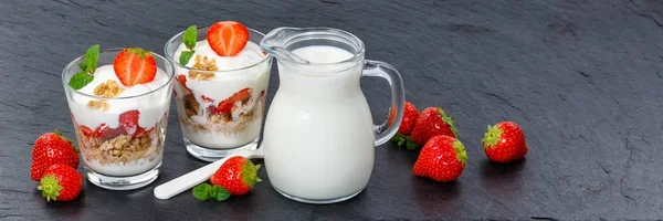 Yogur de fresa yogur fresas frutas taza muesli banner —  Fotos de Stock