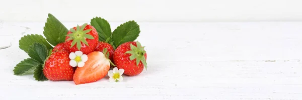 Strawberries fruits strawberry leaves banner copyspace on wooden — Stock Photo, Image