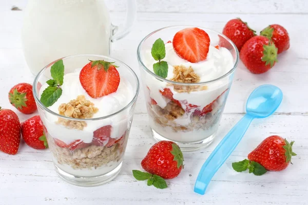 Aardbei yoghurt yoghurt aardbeien vruchten muesli lepel b cup — Stockfoto