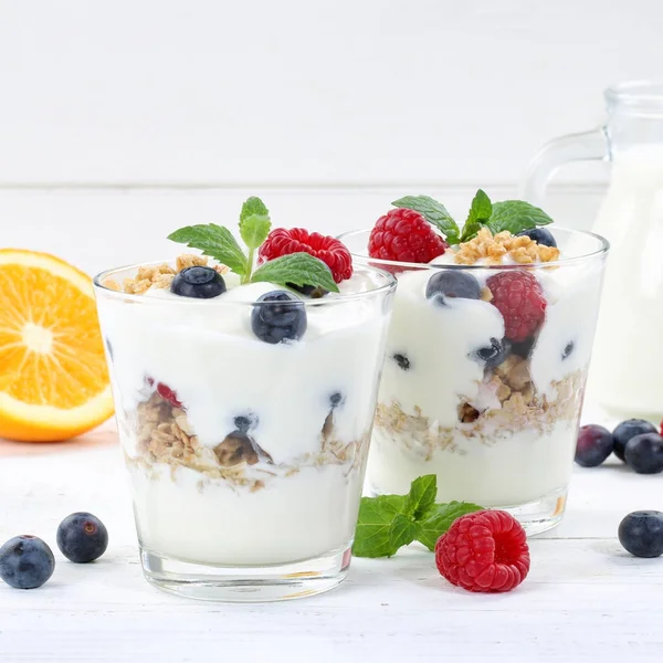Iogurte de baga iogurte com frutas bagas copo muesli quadrado woode — Fotografia de Stock
