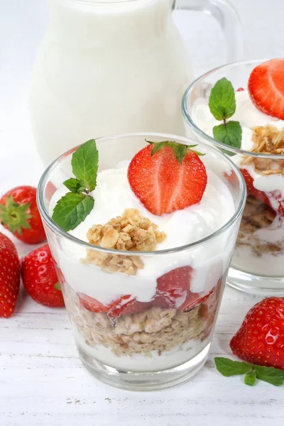 Aardbei yoghurt yoghurt aardbeien vruchten muesli portrai cup — Stockfoto