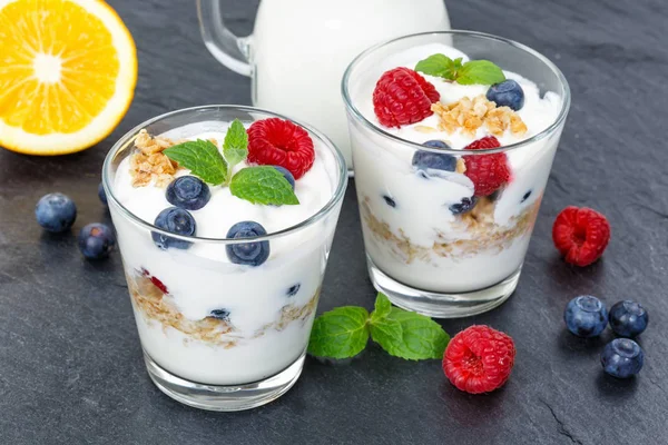 Yogurt de bayas yogur con bayas frutas taza muesli pizarra desayuno —  Fotos de Stock