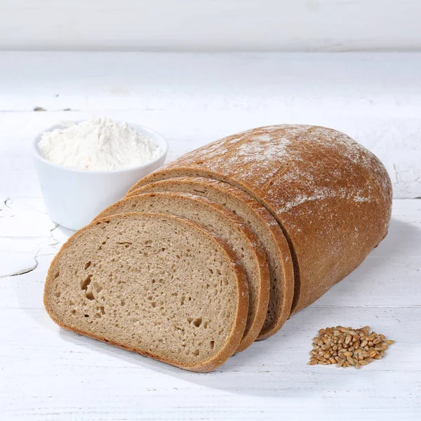 Potongan roti gandum irisan roti potong persegi di papan kayu — Stok Foto