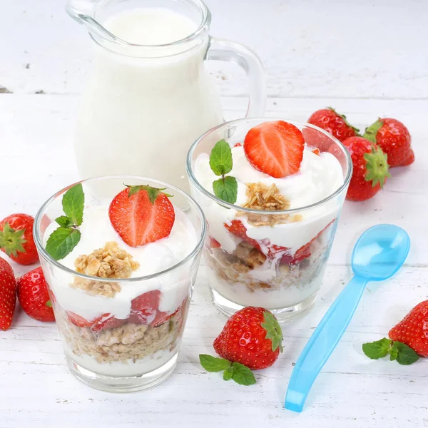 Aardbei yoghurt yoghurt aardbeien vruchten muesli vierkante kop — Stockfoto
