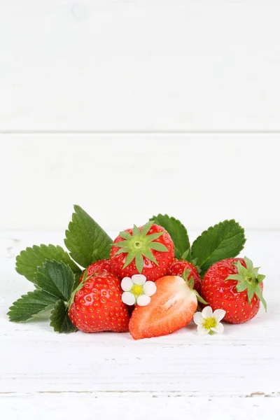 Strawberries fruits strawberry leaves portrait format copyspace — Stock Photo, Image
