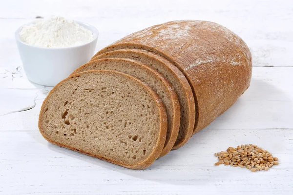 Fette di pane di frumento fette di pane affettato su tavola di legno — Foto Stock