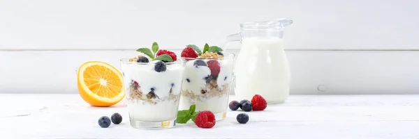 Iogurte de baga iogurte com frutas bagas copo muesli banner woode — Fotografia de Stock