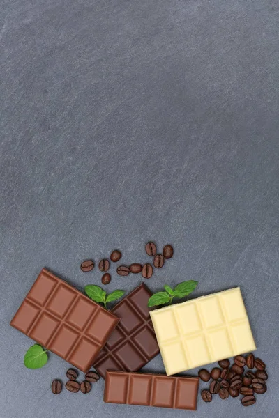 Schokolade Pralinen Tafel Lebensmittel Süßigkeiten Schiefer Hochformat kopiert — Stockfoto