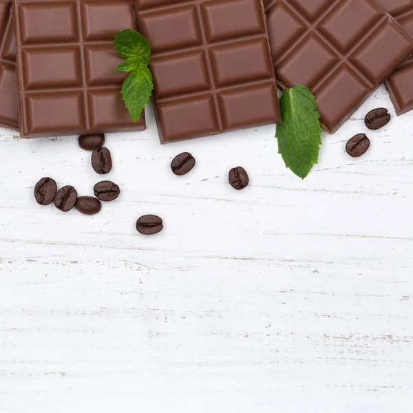 Vollmilch Schokolade Pralinen Tafel Lebensmittel Holzbrett quadratisch Kopierraum — Stockfoto