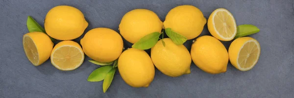 Limones limón frutas pizarra banner vista superior —  Fotos de Stock