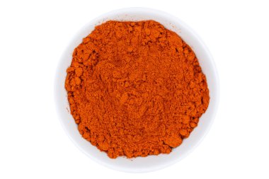 Kırmızı biber tozu kırmızı üzerine beyaz izole kase yukarıda sıcak