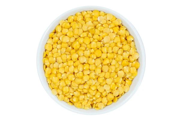 Żółta soczewica raw z góry miska na białym tle — Zdjęcie stockowe