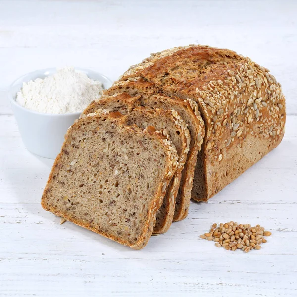 Vollkornbrot Scheiben Scheiben Geschnitten Laib Quadratisch Auf Holzbrett Holz — Stockfoto