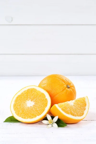 Oranges Fraîches Orange Fruits Fruits Format Portrait Copyspace Sur Une — Photo