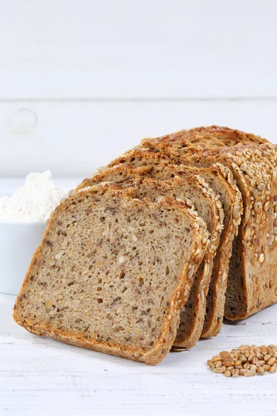 Vollkornbrot Scheiben Scheiben Geschnitten Laib Hochformat Auf Holzbrett Holz — Stockfoto