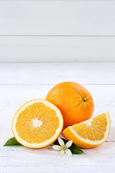 Orange Oranges Fruits Fruits Format Portrait Copyspace Sur Une Planche — Photo