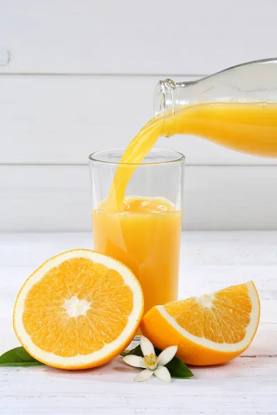 Jus Orange Verser Bouteille Portrait Format Oranges Fruits Boisson — Photo