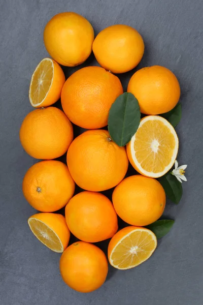 Naranjas frutas naranjas pizarra retrato formato vista superior —  Fotos de Stock