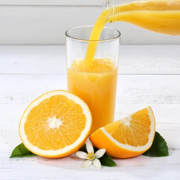 Jugo de naranja verter botella cuadrado naranjas frutas —  Fotos de Stock