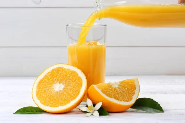 Апельсиновий сік поливають фруктами апельсинів — стокове фото