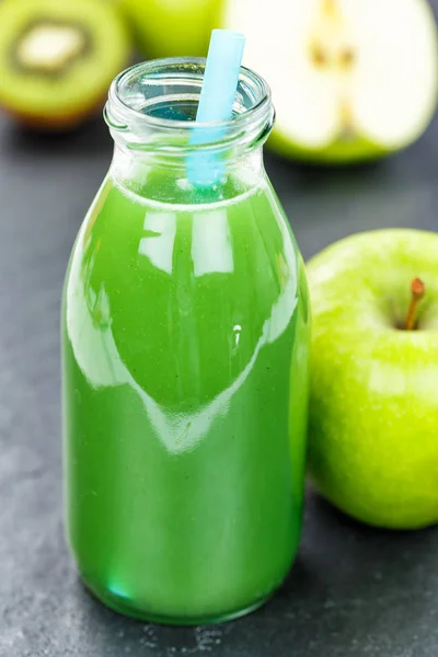 Succo di frullato verde mela kiwi spinaci formato verticale ardesia fr — Foto Stock