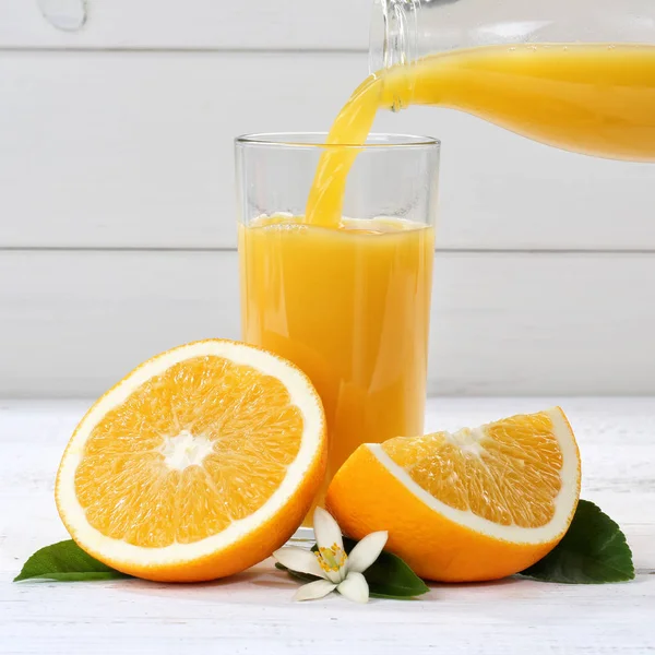Orangensaft gießen quadratische Orangen Früchte — Stockfoto