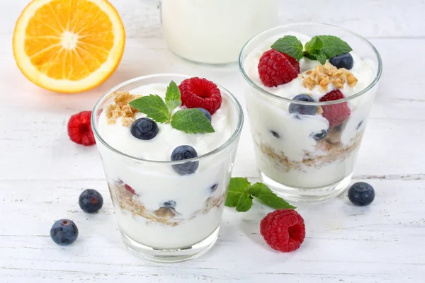 Berry yogurt yoghurt with berries fruits cup muesli breakfast — Stock Photo, Image