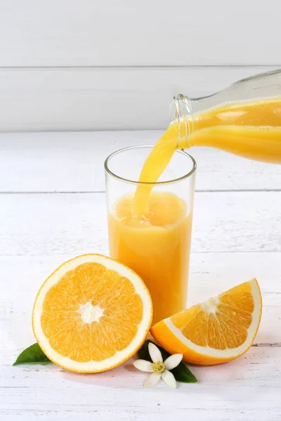Jus d'orange gieten pour fles portret formaat sinaasappelen fruit f — Stockfoto