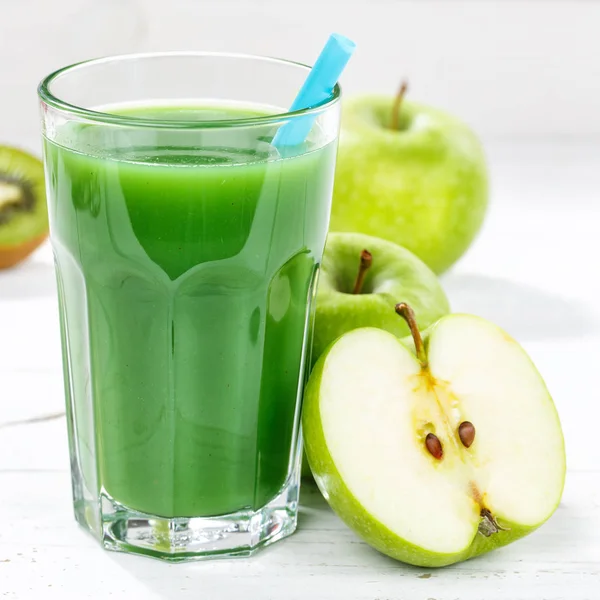Succo di frullato verde mela kiwi spinaci vetro quadrato frutta — Foto Stock