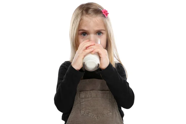 Kis lány gyermek tej gyerek pohár egészséges táplálkozás izolátum — Stock Fotó