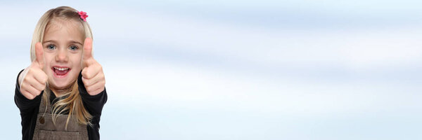 Девочка улыбается маленький ребенок успех ребенка большие пальцы вверх баннер полицейский
