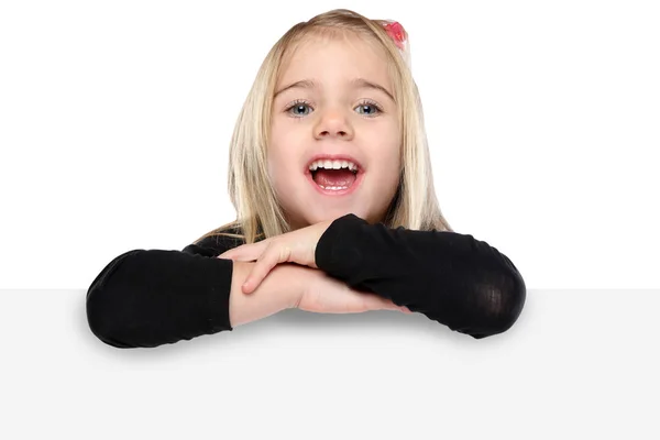 若い女の子の copyspace 空 bl をマーケティングの笑みを浮かべて子子供 — ストック写真