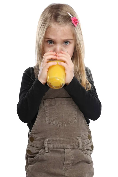 Дитяча дівчинка дитина п'є апельсиновий сік здорового харчування портрет для — стокове фото