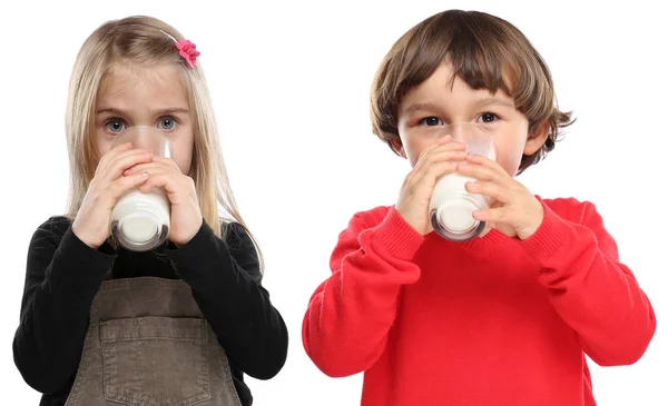 Bambini bambina ragazzo bambino bere latte bambino vetro sano e — Foto Stock