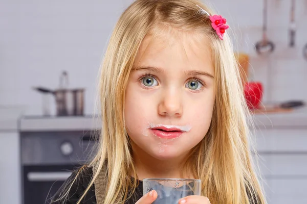 Μικρό παιδί κορίτσι γάλα μουστάκι παιδί γυαλί υγιεινή διατροφή — Φωτογραφία Αρχείου