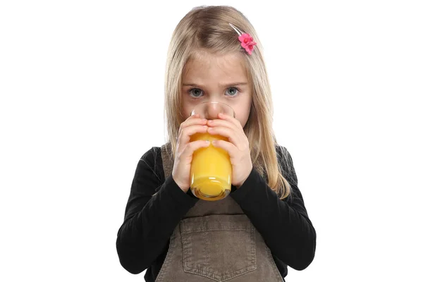 아이가 여자 아이에 고립 된 건강 한 먹고 마시는 오렌지 주스 — 스톡 사진