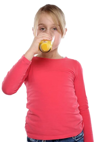 Mädchen Kind trinkt Orangensaft gesunde Ernährung Hochformat — Stockfoto