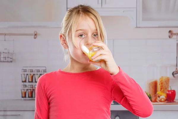 Lány gyermek ivott, narancslé az egészséges táplálkozás — Stock Fotó
